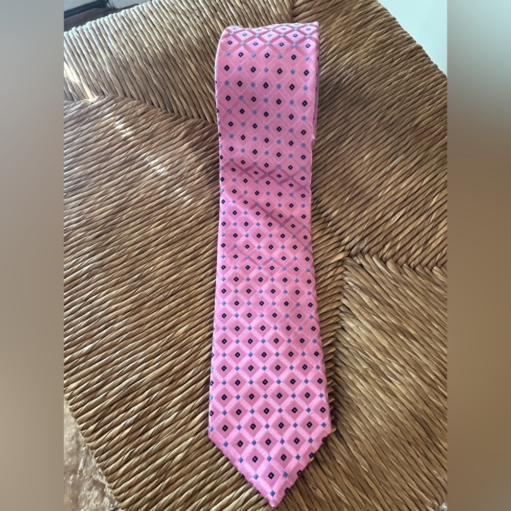 Pink Izod necktie with a geometric pattern EUC
